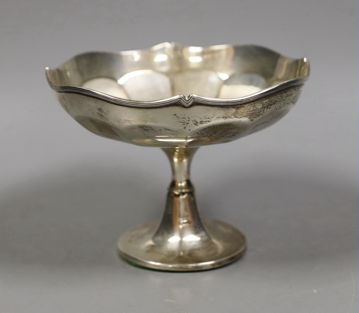 A George V silver pedestal bowl, Birmingham, 1921, height 10.8cm, weighted.